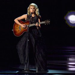 Tori Kelly cantando en los Premios Emmy 2016