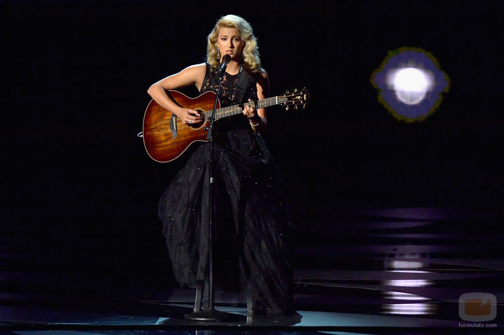 Tori Kelly cantando en los Premios Emmy 2016
