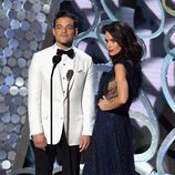 Rami Malek y Abigail Spencer presentando en los Premios Emmy 2016