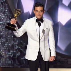 Rami Malek recogiendo su Premio Emmy 2016