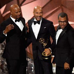 Keegan-Michael Key y Jordan Peele recogiendo su Premio Emmy 2016