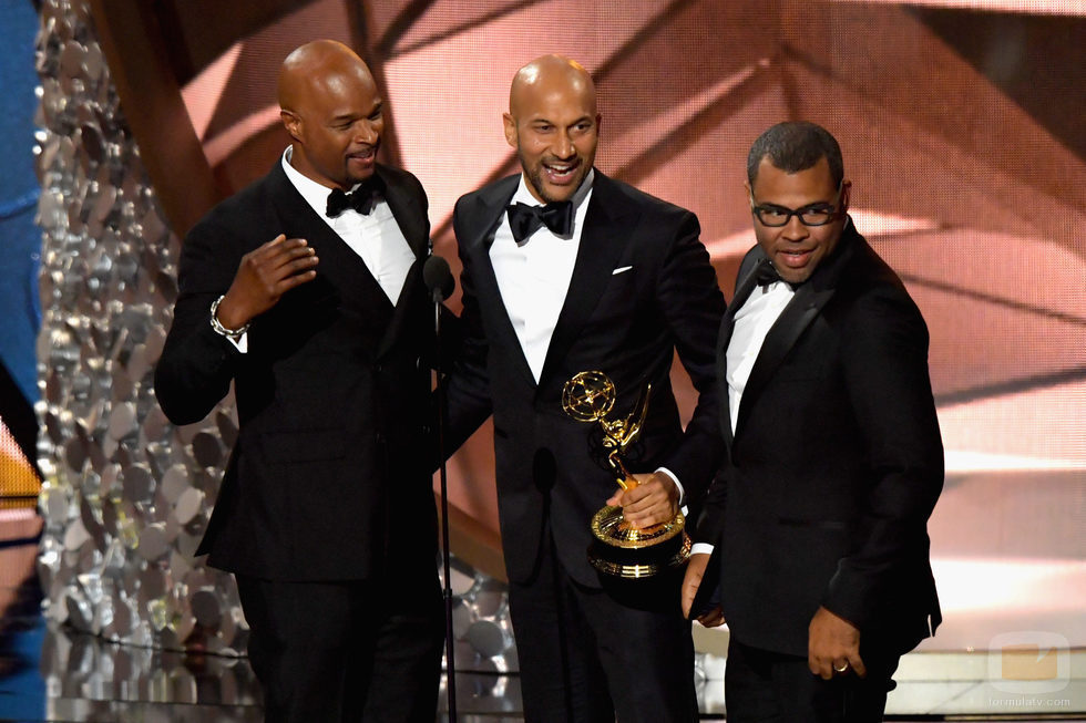 Keegan-Michael Key y Jordan Peele recogiendo su Premio Emmy 2016