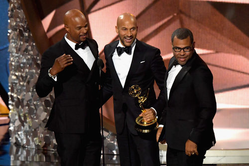 Keegan-Michael Key y Jordan Peele recogiendo su Premio Emmy 2016
