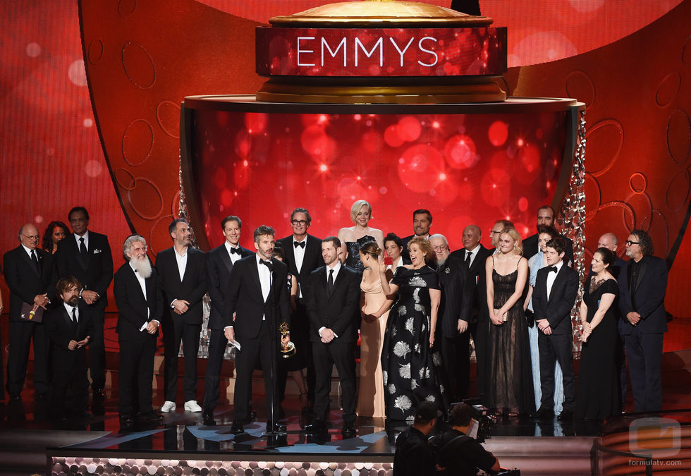 El equipo de 'Juego de Tronos' recogiendo su Premio Emmy 2016