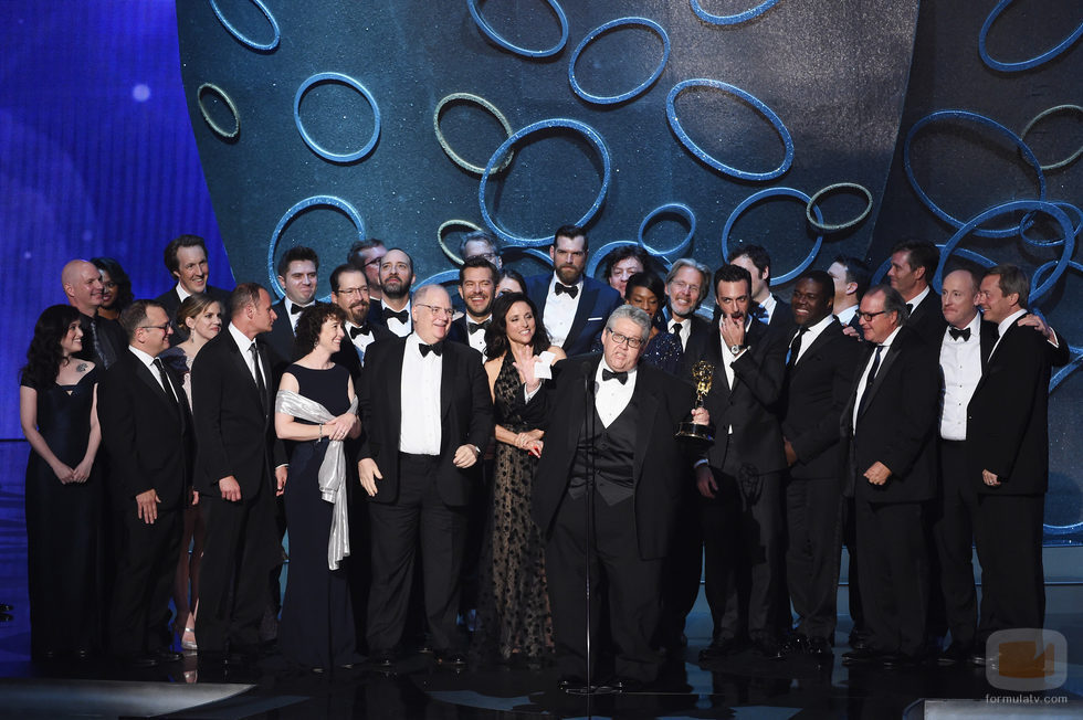 El equipo de 'Veep' recogiendo su Premio Emmy 2016