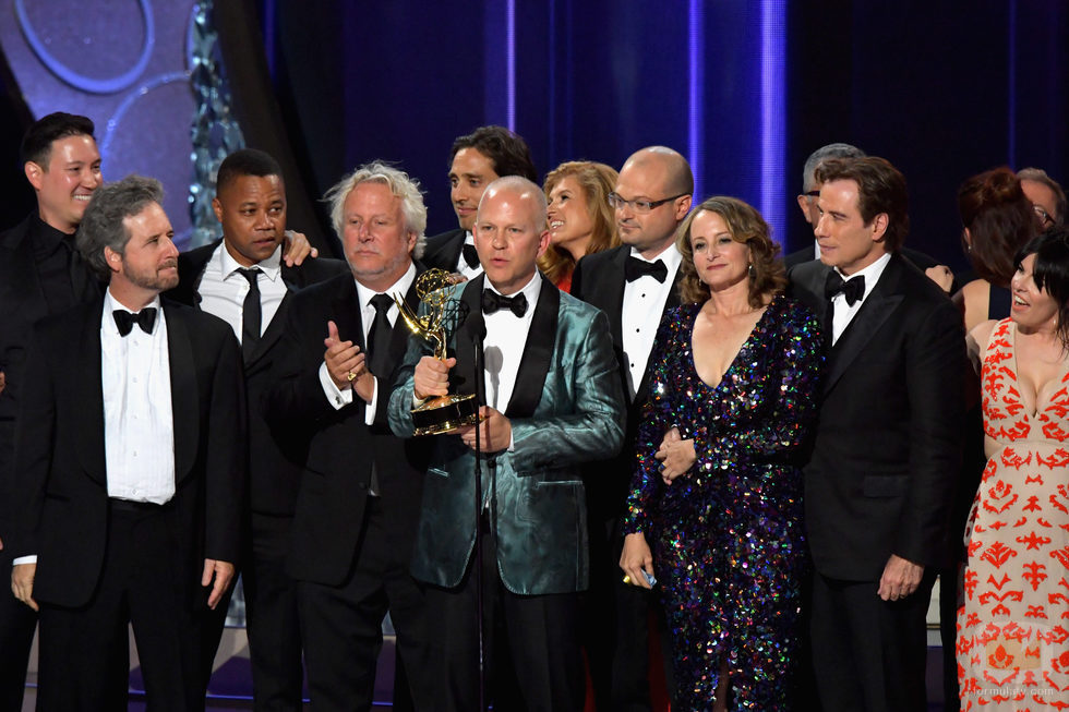 El equipo de 'American Crime Story' recogiendo su Premio Emmy 2016