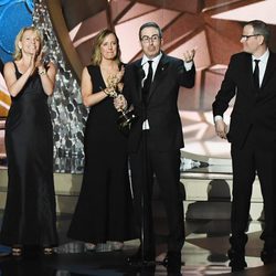 John Oliver recogiendo su Premio Emmy 2016
