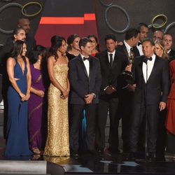 El equipo de 'The Voice' recogiendo su Premio Emmy 2016