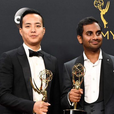 Alan Yang y Aziz Ansari, ganadores de un Premio Emmy 2016