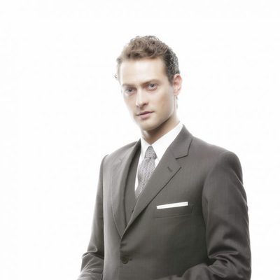 Peter Vives como Carlos en 'Velvet'