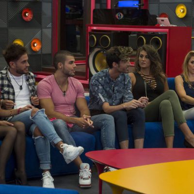 Los concursantes esperan en el sillón el resultado de la expulsión de 'Gran Hermano 17'