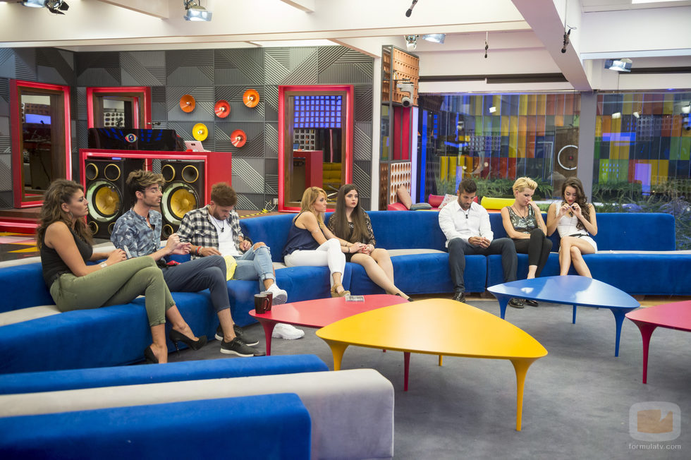Los concursantes en el salón después del regreso de Bárbara en 'Gran Hermano 17'
