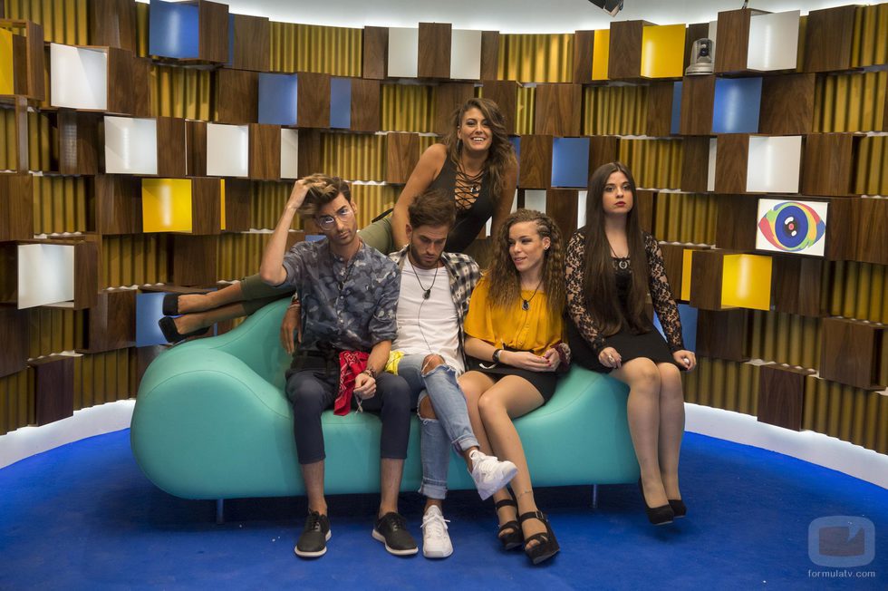 Un grupo de concursante dentro del confesionario en la gala 4 de 'Gran Hermano 17'