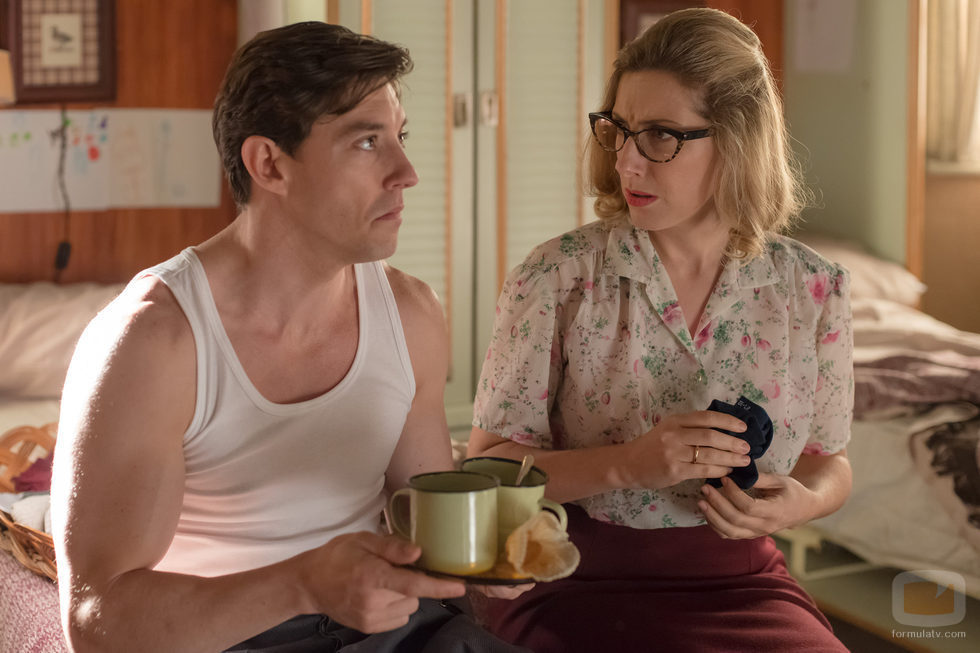 Pedro y Rita conversando en 'Velvet'