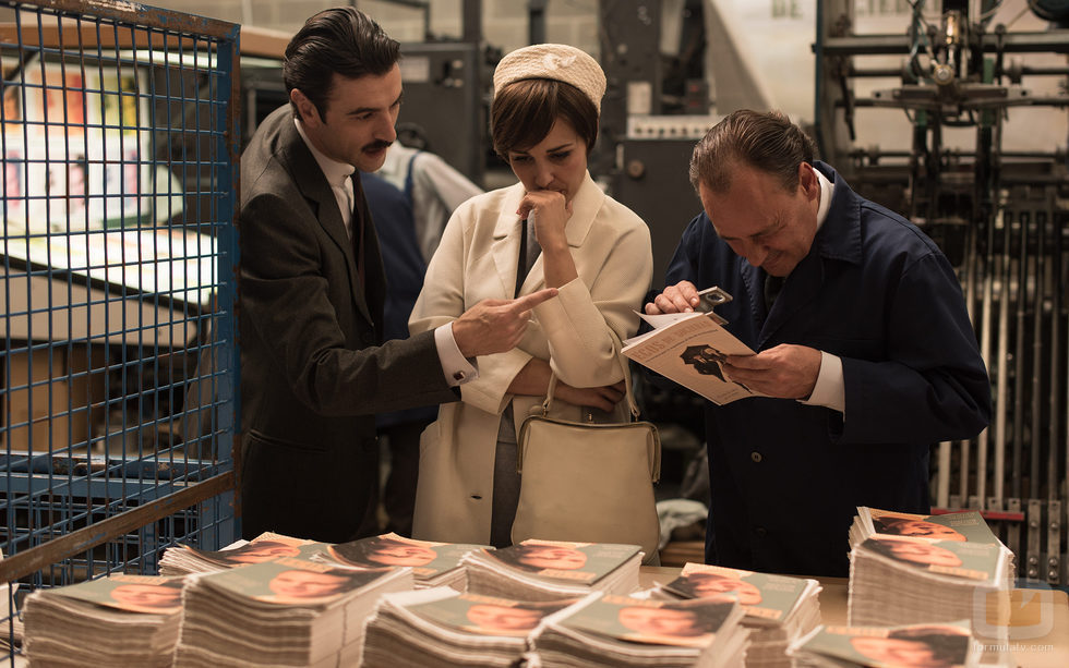 Ana Ribera pensativa junto a Mateo Ruiz en 'Velvet