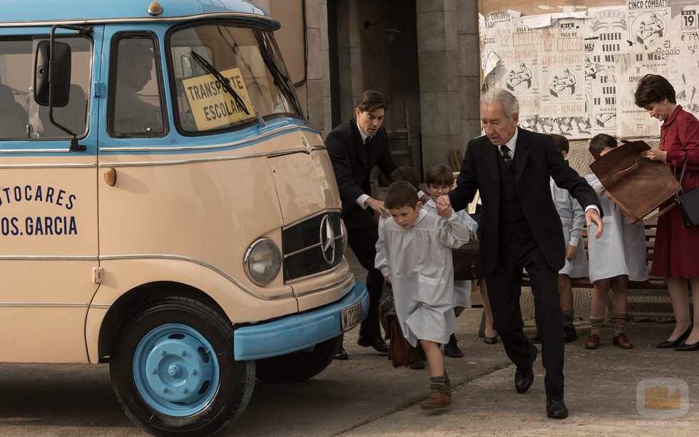Emilio López a cargo de los niños en 'Velvet'