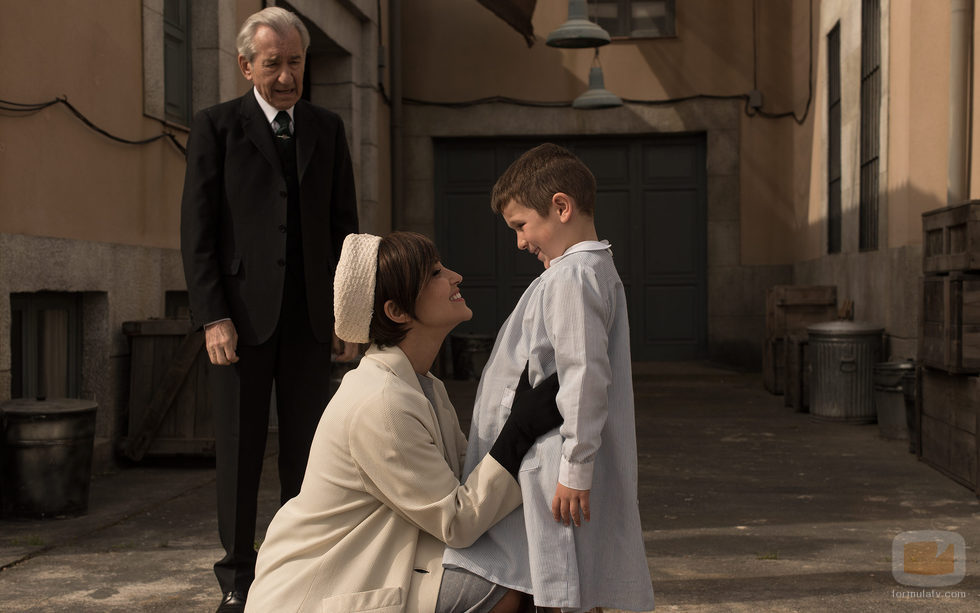Ana Ribera junto a su hijo en 'Velvet'