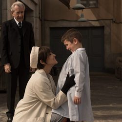 Ana Ribera junto a su hijo en 'Velvet'