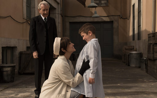 Ana Ribera junto a su hijo en 'Velvet'