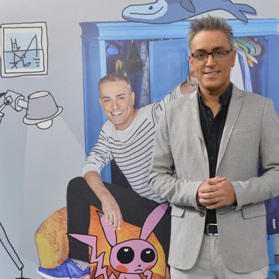 Kiko Hernández, posando junto al diseño de Javier Mariscal