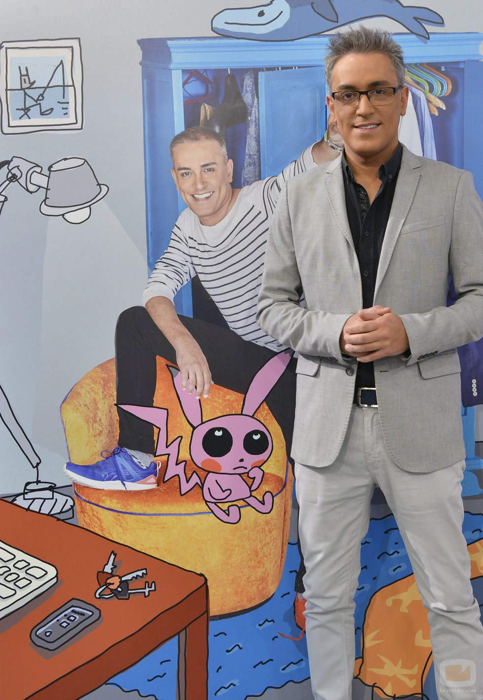 Kiko Hernández, posando junto al diseño de Javier Mariscal