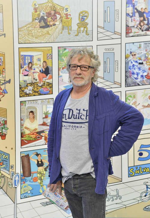 Javier Mariscal, posando junto a su diseño para 'Sálvame Diario'