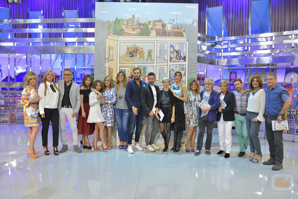 El equipo de 'Sálvame', posando junto al diseño de Javier Mariscal
