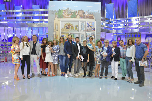 El equipo de 'Sálvame', posando junto al diseño de Javier Mariscal