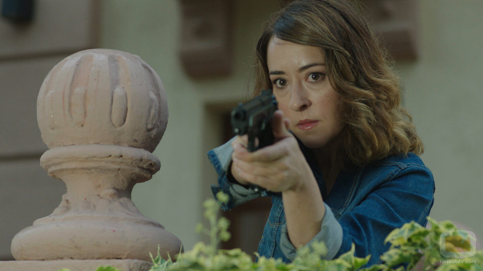 Loreto Bereta enpuñando una pistola en 'Olmos y Robles'