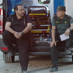 Pepe Viyuela y JoaquÍn Núñez sentados en una ambulancia en 'Olmos y Robles'