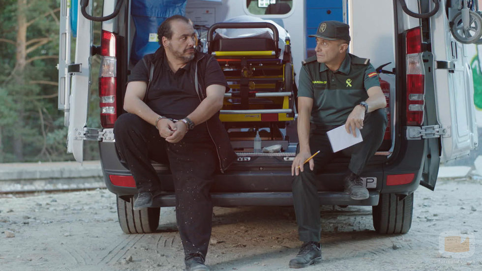 Pepe Viyuela y JoaquÍn Núñez sentados en una ambulancia en 'Olmos y Robles'