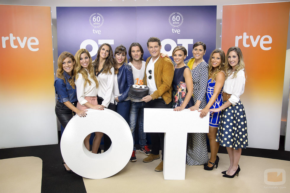 Los triunfitos posando con una tarta en el photocall de 'OT. El reencuentro'