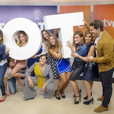 Los triunfitos posando con las siglas del programa en 'OT. El reencuentro'