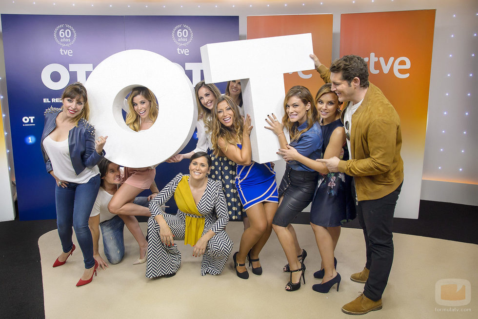 Los triunfitos posando con las siglas del programa en 'OT. El reencuentro'