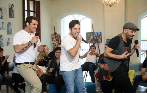 Manu Tenorio, David Bustamante y Alejandro Parreño cantando durante 'OT. El reencuentro'