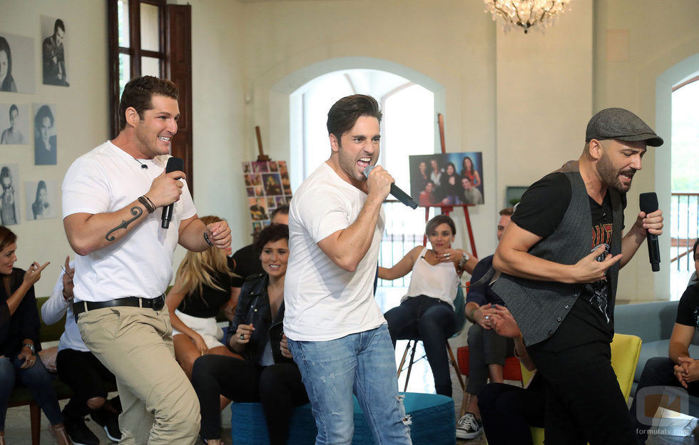 Manu Tenorio, David Bustamante y Alejandro Parreño cantando durante 'OT. El reencuentro'