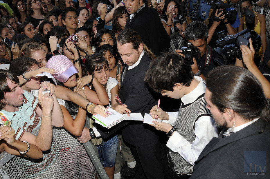 Actores firman autografos en la premiere 'Física o Química'