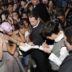 Actores firman autografos en la premiere 'Física o Química'