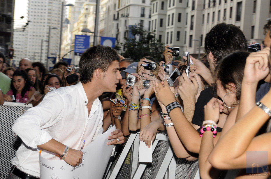 Maxi Iglesias firma a los fans en la premiere de 'Física o Química'