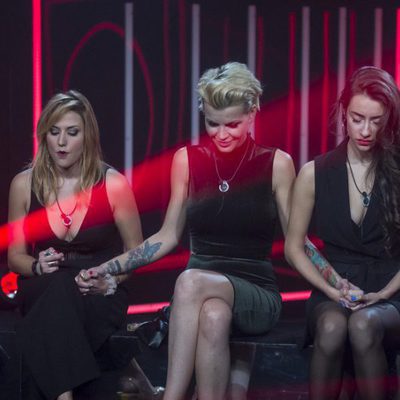 Montse, Bárbara y Adara en la sala de expulsión