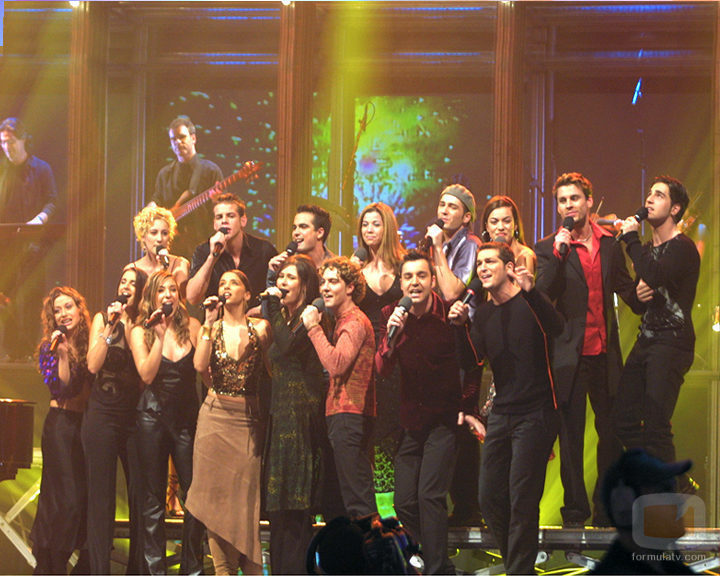 Los triunfitos de la primera edición de 'Operación triunfo' cantando "Mi música es tu voz"