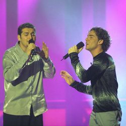 Manu Tenorio junto a David Bisbal cantando en 'Operación Triunfo 1'