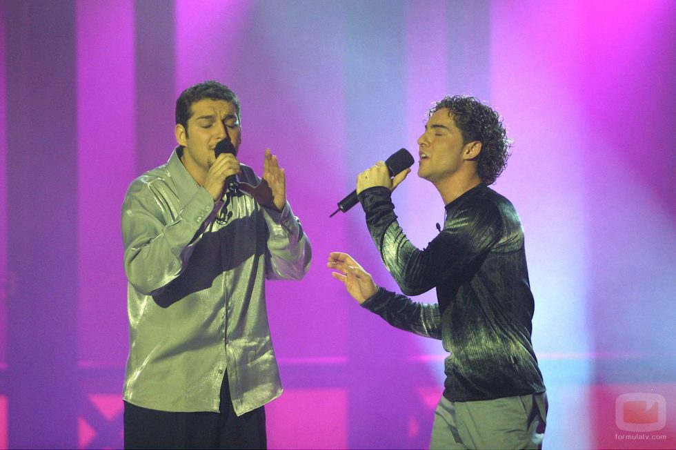 Manu Tenorio junto a David Bisbal cantando en 'Operación Triunfo 1'