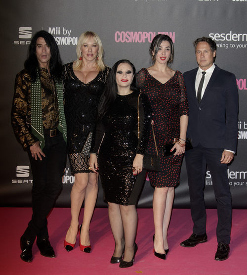 Mario Vaquerizo y Alaska junto a unos amigos en los Premios Cosmopolitan 2016