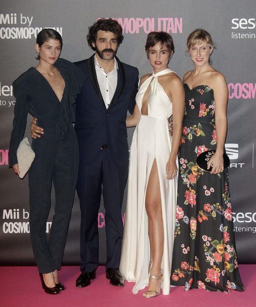 Varias actrices junto a Alex García en los Premios Cosmopolitan 2016