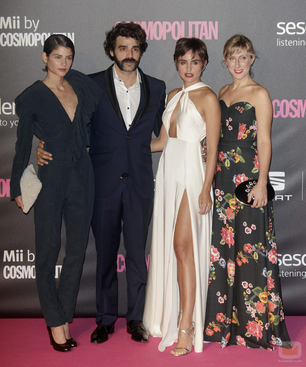 Varias actrices junto a Alex García en los Premios Cosmopolitan 2016