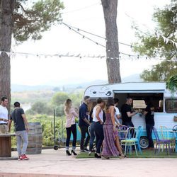 Varios triunfitos se encuentran con los preparativos de la comida en la segunda parte de 'OT. El reencuentro'