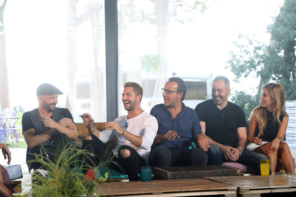 David Bisbal se ríe ante la mirada de Àngel Llácer en la segunda entrega de 'OT. El reencuentro'