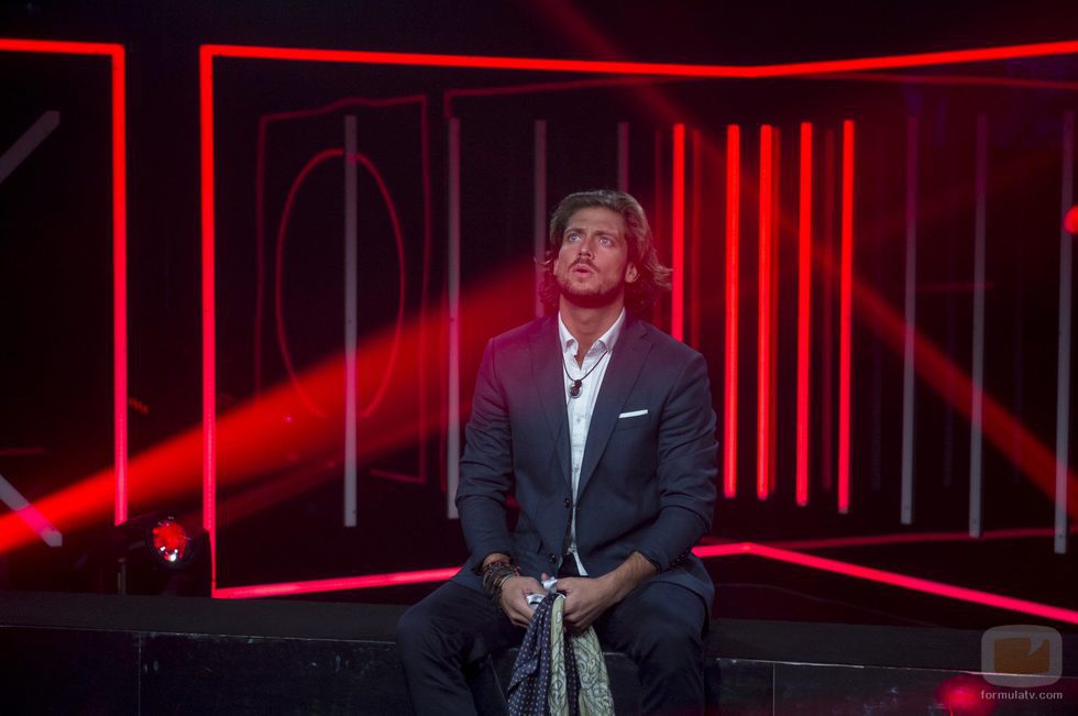 Fernando observa la reacción de sus compañeros tras su expulsión de 'GH 17'