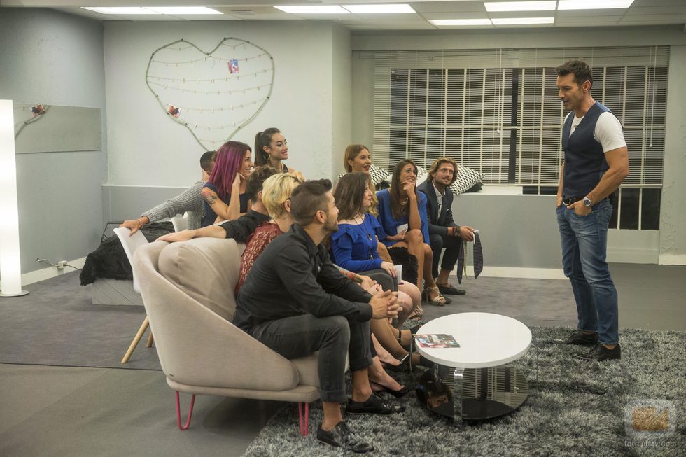 Jesús Vázquez habla con los concursantes de 'Gran Hermano 17'